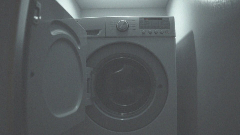 Pralka nie wiruje tylko buczy – sprawdź przyczyny i rozwiązania