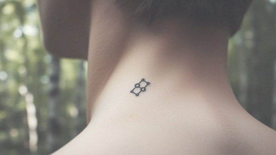 Tatuaż na szyi – co warto wiedzieć przed decyzją o jego zrobieniu?